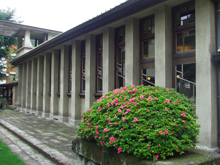 委員会当日の明日館講堂外観+