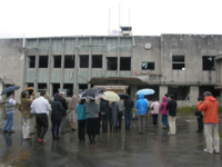 旧大槌町役場前で黙祷を捧げました。