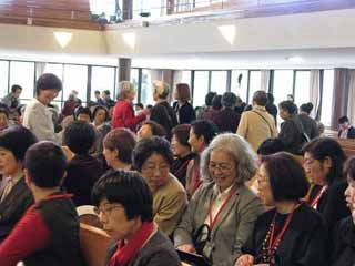 09.再会を喜びつつ開会を待ちます